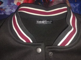 Chaqueta SHEIN Negra con Letra A Roja Talla M