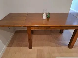 Mesa de salón de madera
