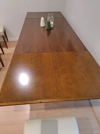 Mesa de salón de madera