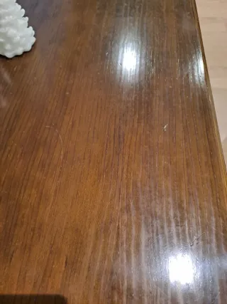 Mesa de salón de madera