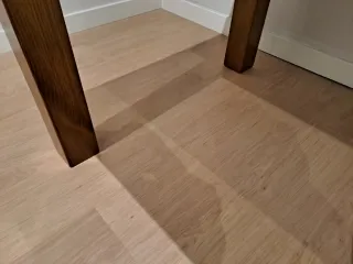 Mesa de salón de madera