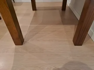 Mesa de salón de madera