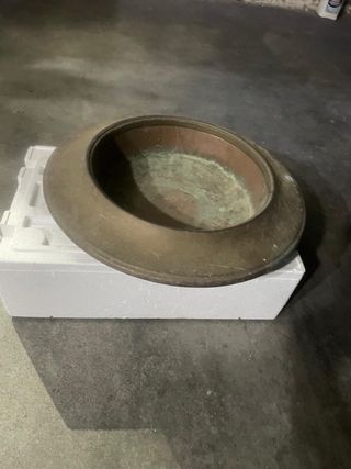 Basso rame antico con supporto