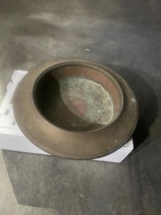 Basso rame antico con supporto