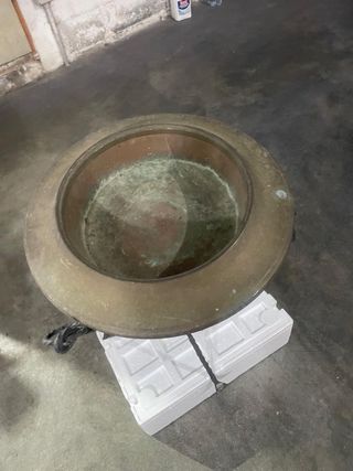 Basso rame antico con supporto