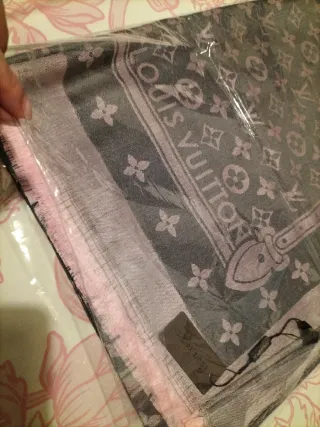 Bufanda Louis Vuitton Gris y Rosa