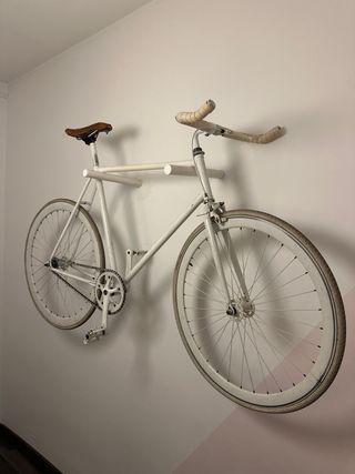 Bicicleta Fixie Blanca. Hay que ponerla a punto.