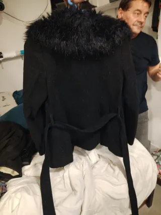 Chaqueta H&M negra con cuello peludo