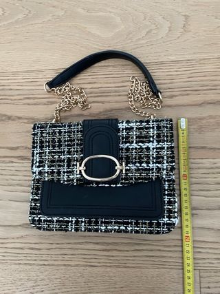 Bolso tweed negro y blanco con cadena dorada