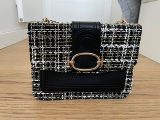 Bolso tweed negro y blanco con cadena dorada