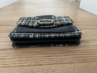 Bolso tweed negro y blanco con cadena dorada