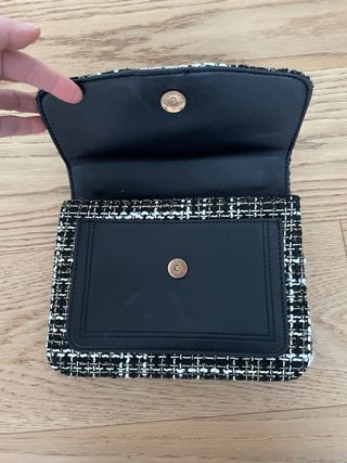 Bolso tweed negro y blanco con cadena dorada