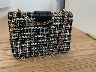 Bolso tweed negro y blanco con cadena dorada