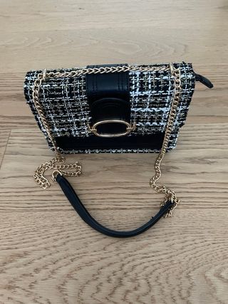 Bolso tweed negro y blanco con cadena dorada