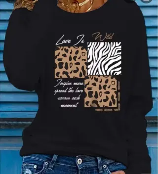 Camiseta negra con estampado animal print