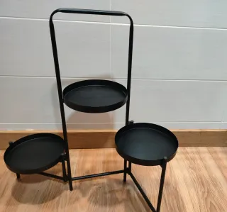 Soporte para plantas de metal negro