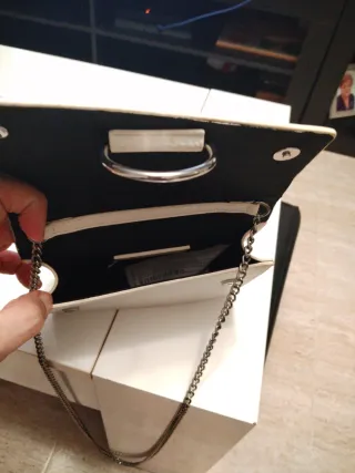 Bolso blanco con cadena.