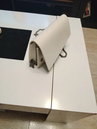Bolso blanco con cadena.