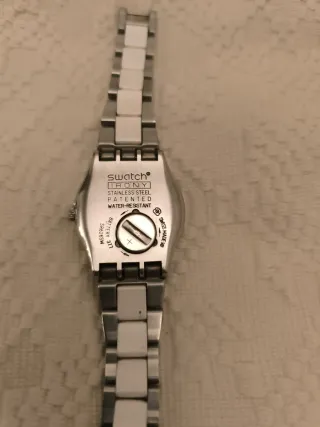 Reloj Swatch Mujer Plata y Blanco