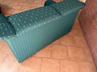 Sofá de 2 plazas en tela verde