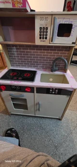 Cocinita de juguete con horno y microondas