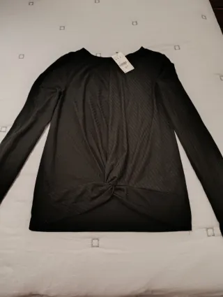 Top negro manga larga con nudo