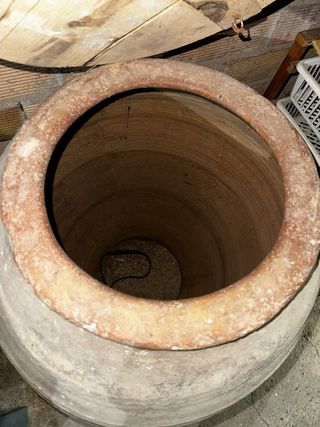 Tinaja antigua de barro