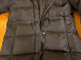 Anorak niña negro con capucha y de plumas