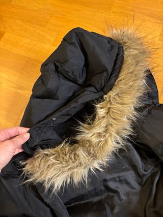 Anorak niña negro con capucha y de plumas