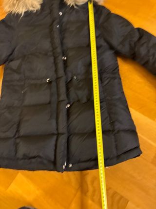 Anorak niña negro con capucha y de plumas