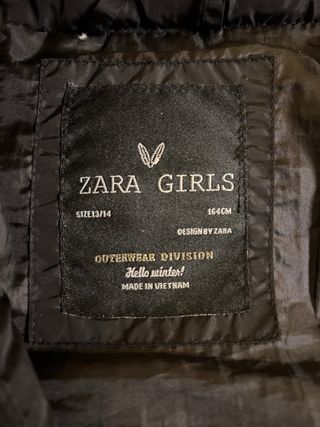 Anorak niña negro con capucha y de plumas