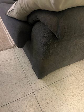 2 Sofás de tela grises.