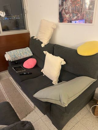 2 Sofás de tela grises.