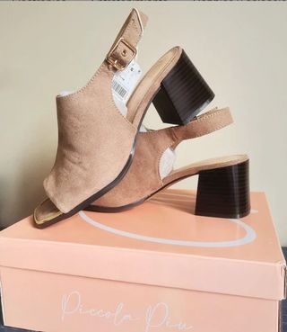 Zapatos tacón terciopelo beige detalle dorado