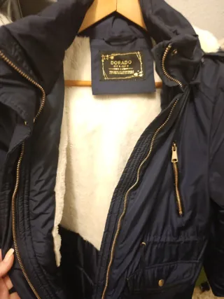 Parka azul con capucha y pelo