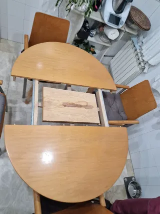 Mesa redonda extensible de madera y 4 sillas