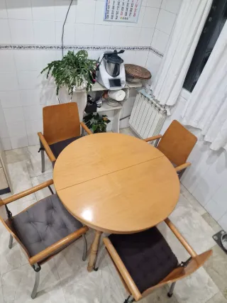 Mesa redonda extensible de madera y 4 sillas