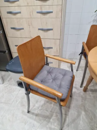 Mesa redonda extensible de madera y 4 sillas