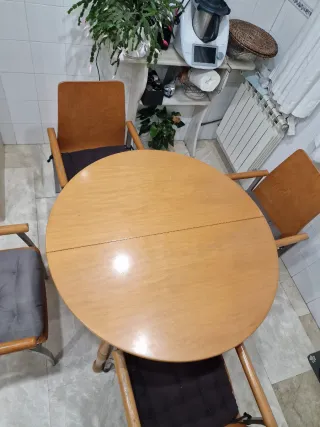 Mesa redonda extensible de madera y 4 sillas