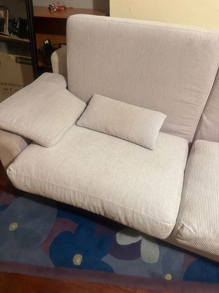 Sofá de tela beige y gris