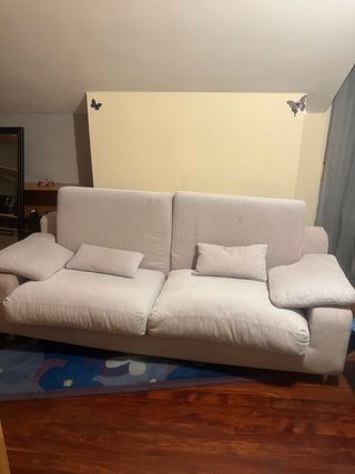 Sofá de tela beige y gris