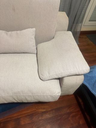 Sofá de tela beige y gris