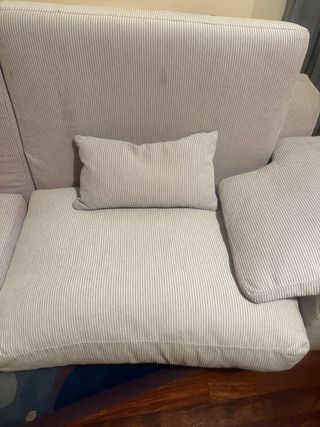 Sofá de tela beige y gris