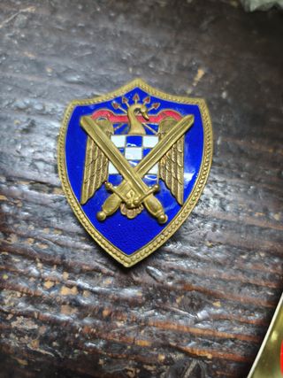 Insignia militar esmaltada con espadas cruzadas