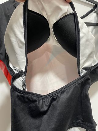 Top Negro con Estampado de Flor Roja