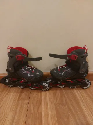 Patines en línea negros y rojos