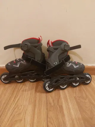 Patines en línea negros y rojos