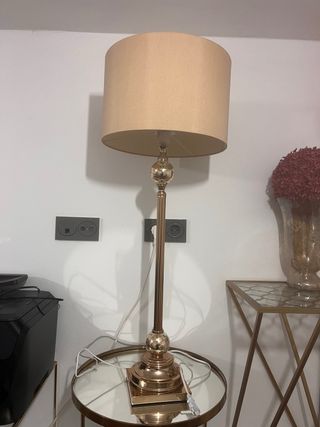 Lámpara de pie dorada y beige