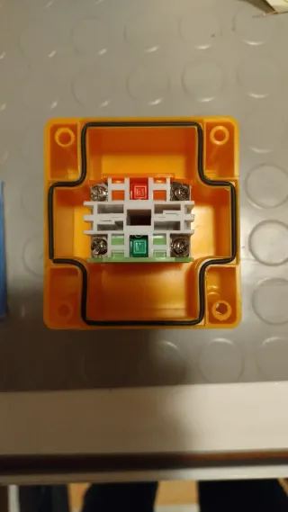 Pulsante di STOP rosso su giallo