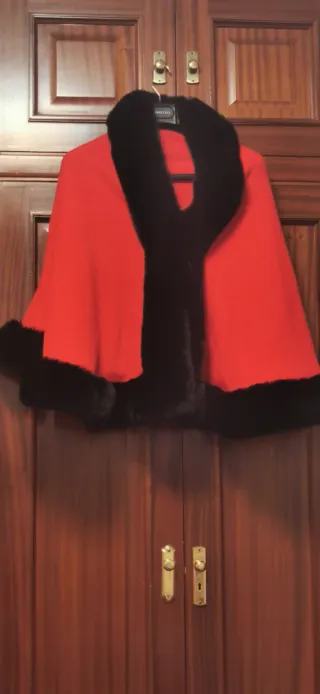 Capa elegante con ribete de pelo